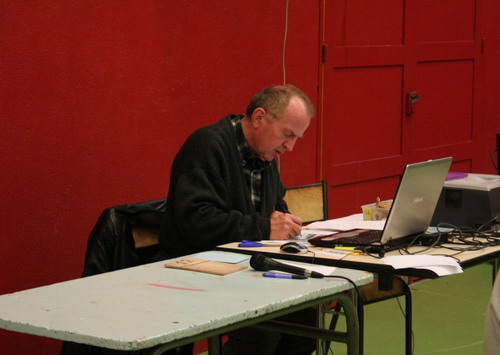 Le chef d'orchestre Andr� pendant la comp�tition